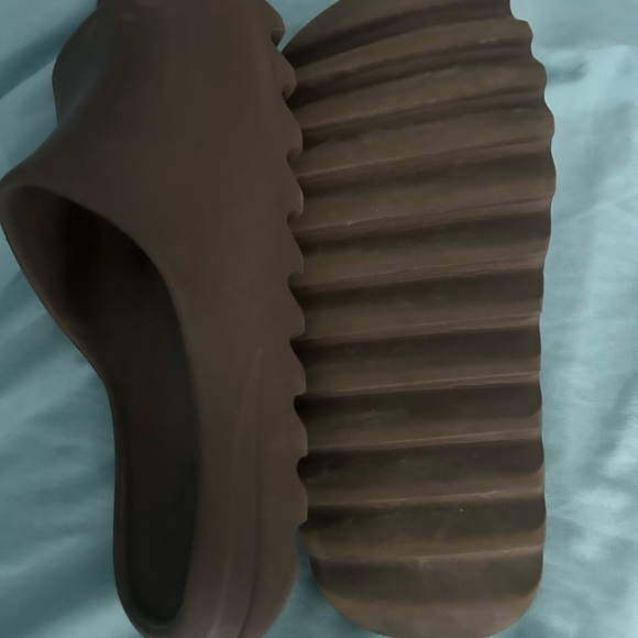 Yeezy slides - Picture 2 of 2